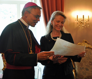 Bischof Dr. Franz-Peter Tebartz-van Elst überreicht die Ernennungsurkunde an die CDL-Vorsitzende Mechthild Löhr